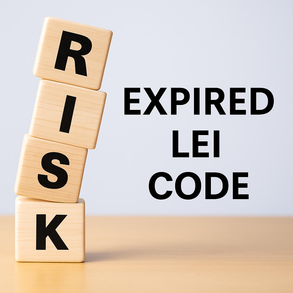 堆叠的木制立方体拼出“RISK”字样，旁边是文字“已过期的 LEI 代码”——显示已过期 LEI 风险的概念图。